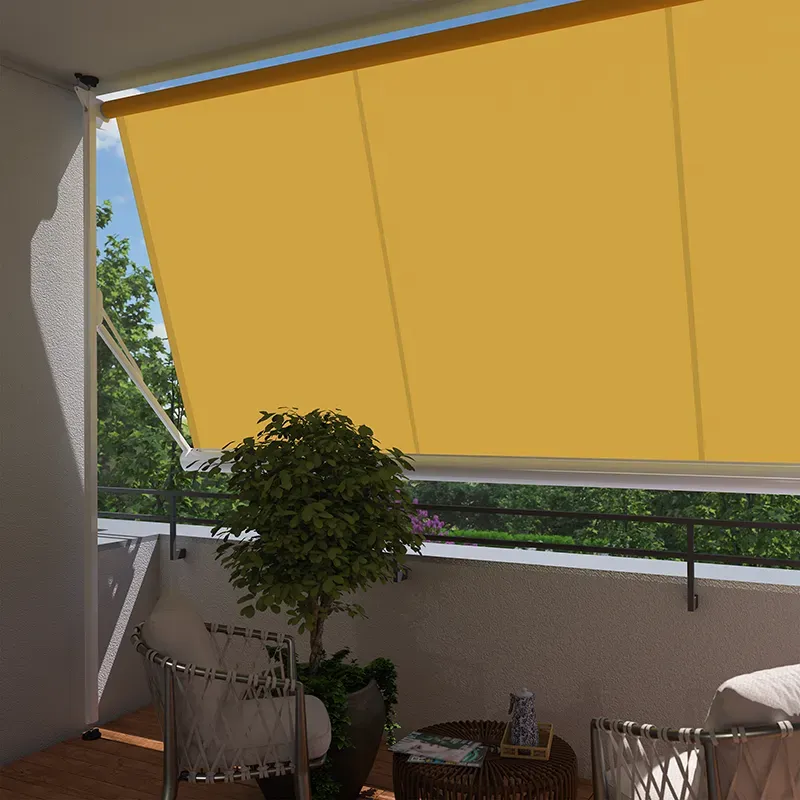 Ausgefahrene Klemmmarkise als Sonnenschutz an einem Balkon