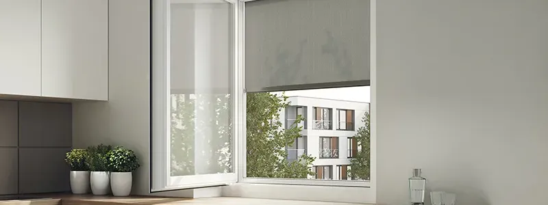 Außenliegende Fenstermarkise mit Klemmmontage